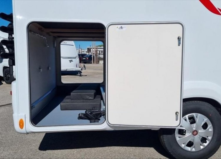 LMC , 2,2 A690 MJTD obytný automobil