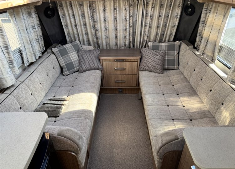 Coachmen , VIP 520 obytný přívěs