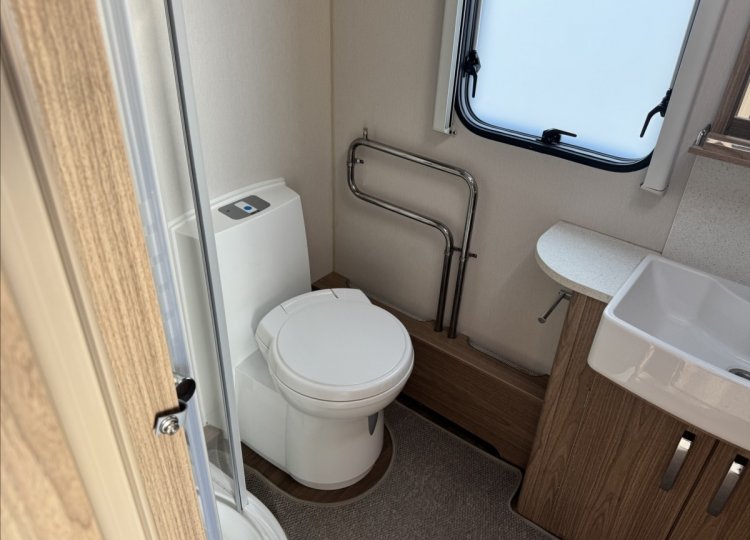 Coachmen , VIP 520 obytný přívěs