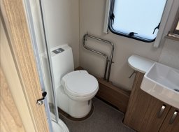 Coachmen , VIP 520 obytný přívěs