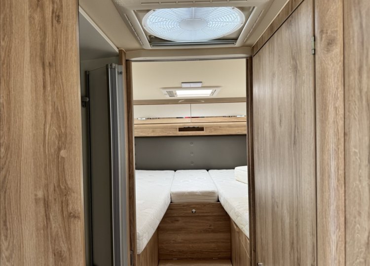 Eura Mobil , 2,3 PROFILA RS 720ES MJT obytný automobil