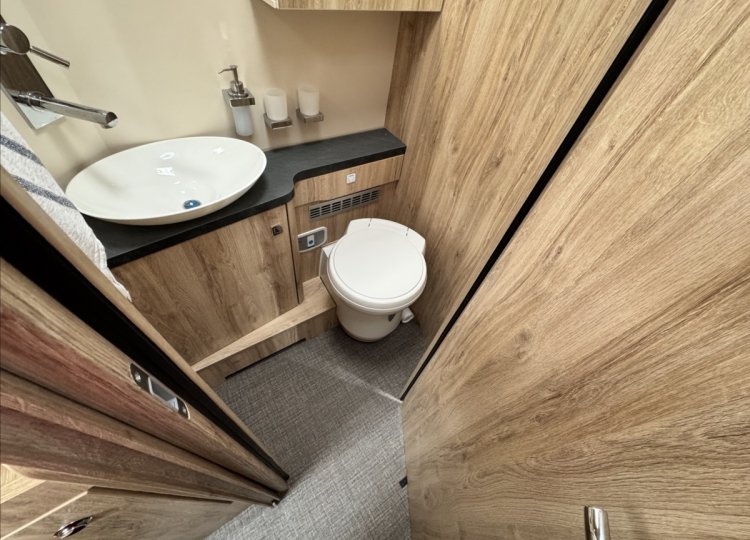 Eura Mobil , 2,3 PROFILA RS 720ES MJT obytný automobil