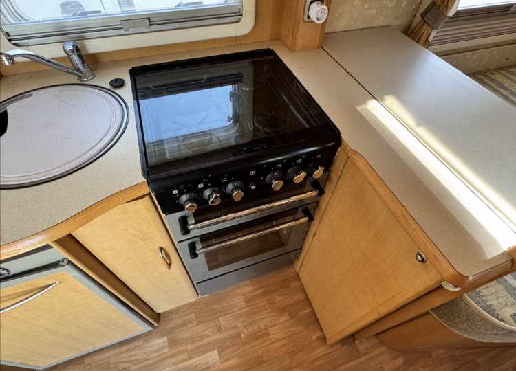 Ostatní , SWIFT Impression 500 obytný přívěs