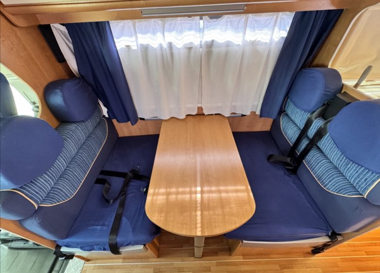 CI Caravans International , 2,3 Elliot 40 MJTD obytný automobil