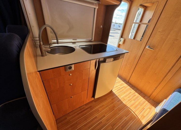 CI Caravans International , 2,3 Elliot 40 MJTD obytný automobil