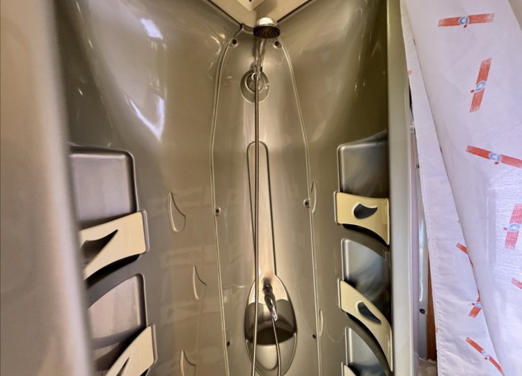 CI Caravans International , 2,3 Elliot 40 MJTD obytný automobil