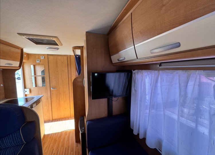 CI Caravans International , 2,3 Elliot 40 MJTD obytný automobil